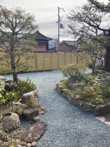 田边市一会旅馆的花园内种有岩石和树木,设有围栏
