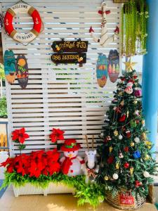 格兰岛บ้านพักการ์ฟิลด์ ซีวิว เกาะล้าน的柳条篮子中的圣诞树,有圣诞树