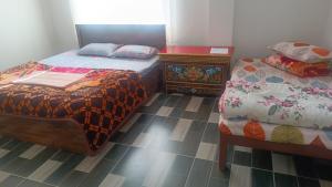 TemiDENZONG HOMESTAY Lhadinkyu的一间卧室配有两张单人床和一个梳妆台