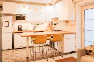 巴黎Cosy 38 m love nest near Centquatre-Paris的厨房配有白色橱柜和桌椅