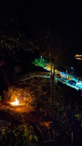 萨兰托Villa Ocampo的树上停车场的夜景