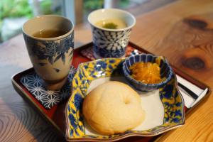 高知TOSAYAMA BASE 清流沿いの里山　古民家貸切　高知市街地より車で約20分的桌上放着两杯茶的盘子