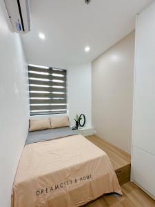 Thôn Văn DươngLu Homestay & Apartment的窗户客房内的一张床位