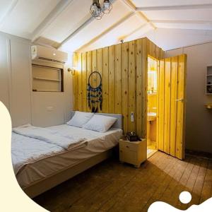 阿莱曼صافي باى ريزورت العلمين的一间卧室配有一张木墙床