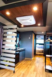 金马仑高原Campod Resort @ Cameron Highlands的客房设有一张床和带通风口的天花板