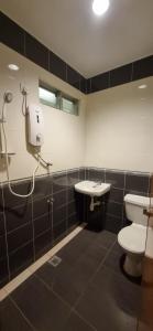 甘榜巴鲁泰斯樱花经济型酒店 的一间带卫生间和水槽的浴室
