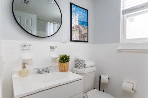 杰克逊维尔海滩Be A Nomad Beachside Apartments的白色的浴室设有镜子和卫生间