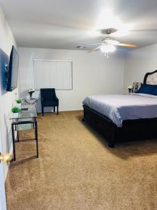 拉斯维加斯3BR King Suite/Near Strip/Wi-Fi的一间卧室配有一张床和吊扇