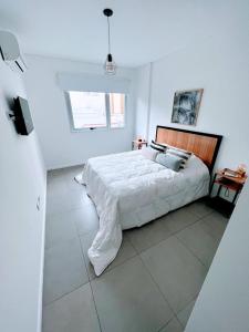 布宜诺斯艾利斯PALERMO Twin的白色的卧室设有一张大床和一个窗户