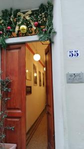 佛罗伦萨Tre Gigli Firenze BB, 5 minutes from station, via Palazzuolo 55的走廊上设有门,上面有圣诞树