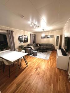 特罗姆瑟Cozy 2-Bed Apartment on the top of Tromsø!的客厅配有沙发和桌子