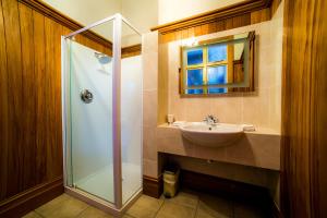 塔卡卡清凉休息住宿加早餐旅馆的一间带玻璃淋浴和水槽的浴室