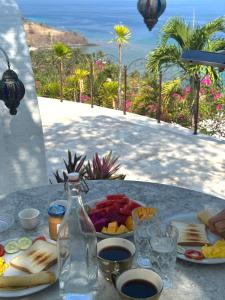 特鲁卡那拉特Villa Cocodome的一张桌子,上面放着一盘食物和一瓶