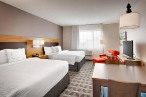 盐湖城TownePlace Suites by Marriott Salt Lake City Downtown的酒店客房配有两张床和一张书桌