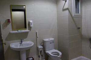 麦加فندق ضيوف المقام للغرف والشقق المفروشة的一间带水槽、卫生间和镜子的浴室