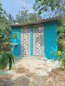 马迪凯里Nature river camp的中间有窗户的蓝色房子