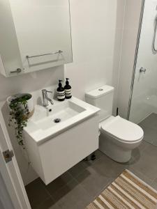 堪培拉NEW BOUTIQUE 1bd Apt的白色的浴室设有卫生间和水槽。