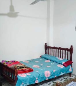 阿斯旺Aswan Fully furnished apartment اسوان- امتداد العقاد的一张带蓝色棉被的小床,上面有粉红色的花朵
