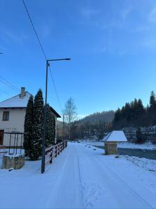 亚列姆切Садиба "Джерело"的一条被雪覆盖的房屋旁的道路