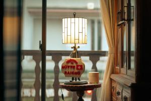 神户晨曦山林小屋酒店的坐在窗边桌子上的一盏灯