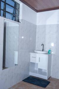 Tulivu homes的白色的浴室设有水槽和镜子