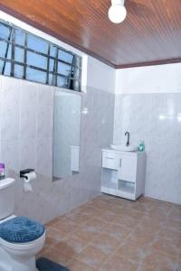 Tulivu homes的一间带卫生间和水槽的浴室