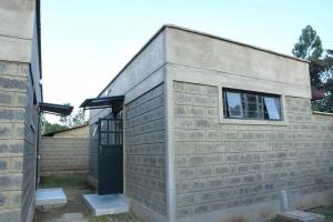 Tulivu homes的一座小砖砌建筑,设有门窗