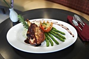 胡佛伯明翰 - 胡佛假日酒店的桌上一盘带肉和蔬菜的食物