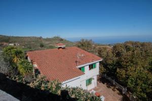 大加那利岛拉斯帕尔马斯Finca pajaritos的享有红色屋顶房屋的空中景致