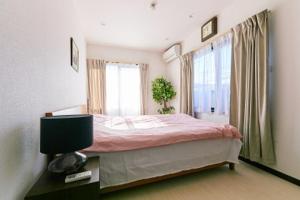 东京SHIBUYA HOUSE的一间卧室设有一张床和一个窗口