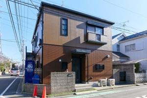 东京SHIBUYA HOUSE的街道边的小砖砌建筑