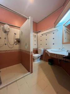 Ban Nong Nam Khan帕雅迈度假酒店的浴室配有卫生间、浴缸和水槽。