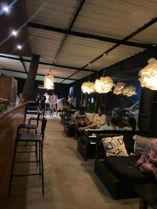 帕罗林Bibhitaki Hostels Palolem Beach的一群人坐在餐厅酒吧里