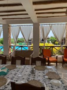 马林迪Coral Village的享有美景的带桌椅的用餐室