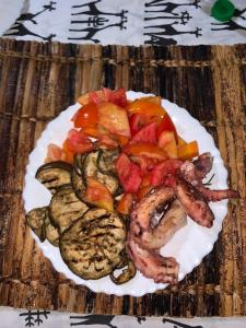 马林迪Coral Village的桌上一盘带虾和蔬菜的食物