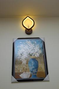 斯里卡拉哈斯蒂Hotel Elite Inn的一张桌子上带时钟的花瓶的照片