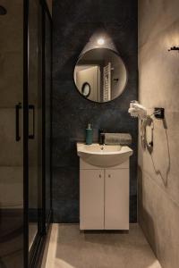 格利维采Apartamenty Plebańska-Rynek的一间带水槽和镜子的浴室