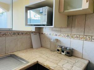 Hermosa Casa completa en Arequipa的厨房配有台面和小冰箱