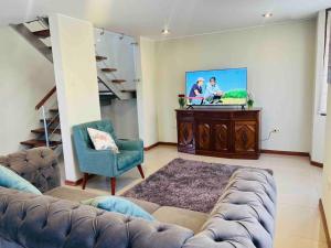 Hermosa Casa completa en Arequipa的带沙发和平面电视的客厅