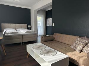 慕尼黑Hotel Villa Solln的客厅配有沙发和1张床