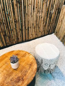 穆克缇斯瓦Bell Glamping - Luxury Bath in Mukteshwar's Nature的木桌,带植物和凳子