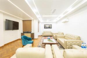 古尔冈Hotel Krish - Near Medanta and Fortis Hospital Gurugram的客厅配有白色家具和平面电视