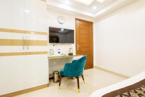 Hotel Krish - Near Medanta and Fortis Hospital Gurugram的厨房或小厨房