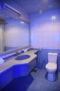 麦地那Roaa Al Andalus Hotel فندق رؤى الاندلس的浴室设有卫生间和带镜子的盥洗盆