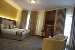 麦地那Roaa Al Andalus Hotel فندق رؤى الاندلس的配有一张床和一把椅子的酒店客房