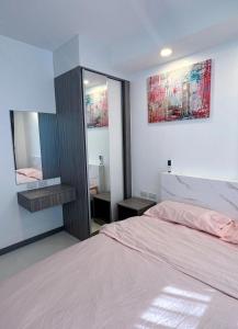 清迈两室一厅两卫清迈市中心舒适大平层的一间卧室配有一张大床和镜子