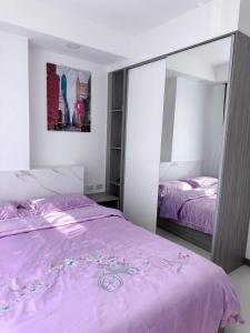 清迈两室一厅两卫清迈市中心舒适大平层的卧室配有粉红色的床和镜子