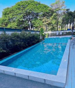 清迈两室一厅两卫清迈市中心舒适大平层的蓝色海水大型游泳池