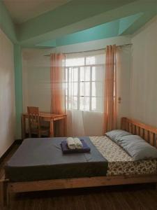 萨加达Pas-it Hostel Sagada的一间卧室配有一张床,上面有两条毛巾