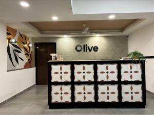 班加罗尔Olive Palace Road - by Embassy Group的商店前方有读书的标志